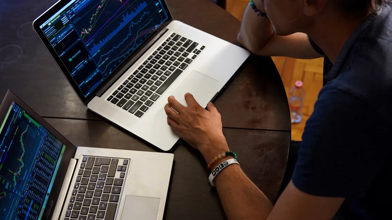 Investor selecting which trader to follow in a copy trading platform