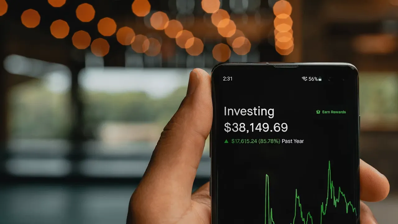 Investor reviewing disclosed institutional equity holdings on a mobile device