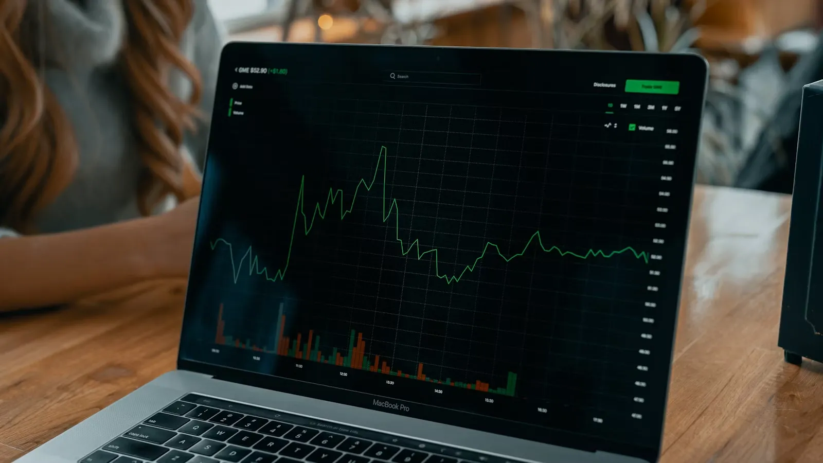Investor monitoring copied strategy performance and drawdown on a laptop