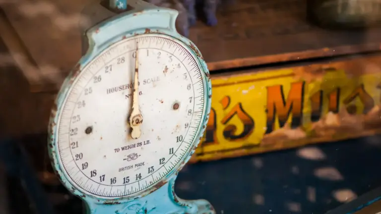 An old weighing scale