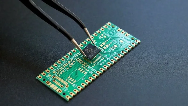 Tweezers placing a microchip